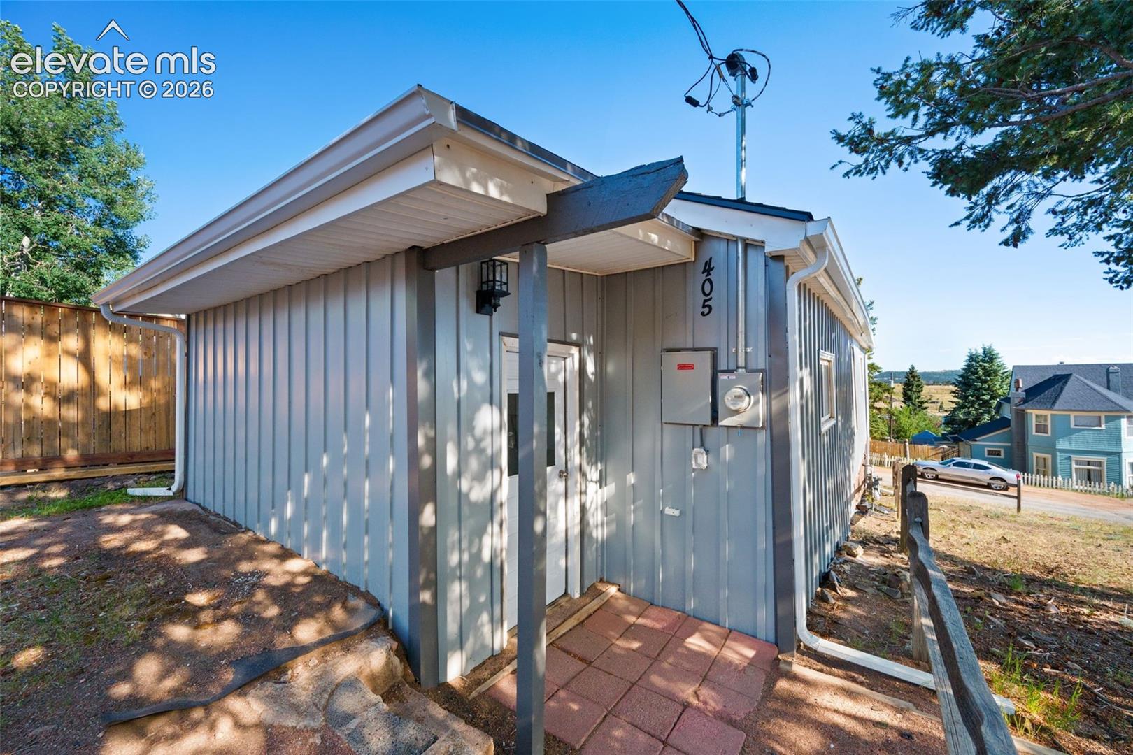 Listing photo 16 for 405 E Eaton Avenue