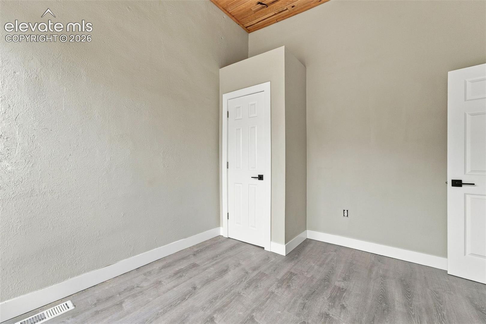 Listing photo 17 for 412 E St Vrain Street