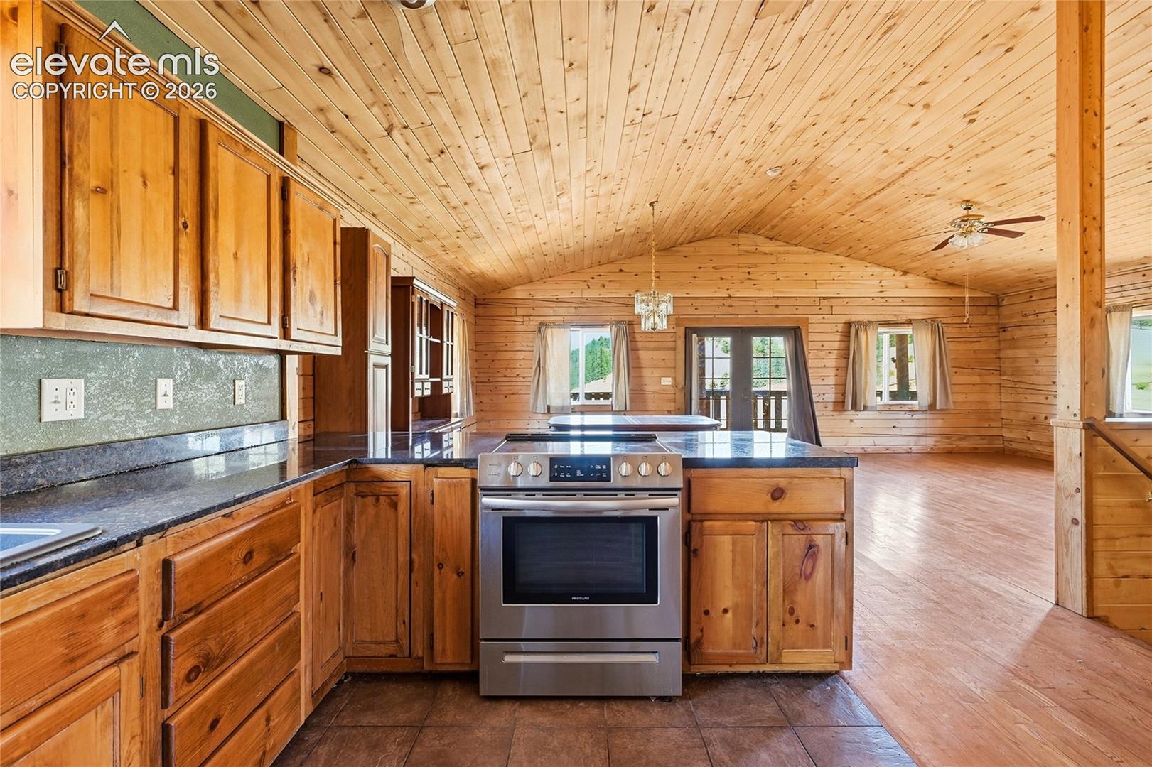 Listing photo 22 for 927 Stonehenge Drive