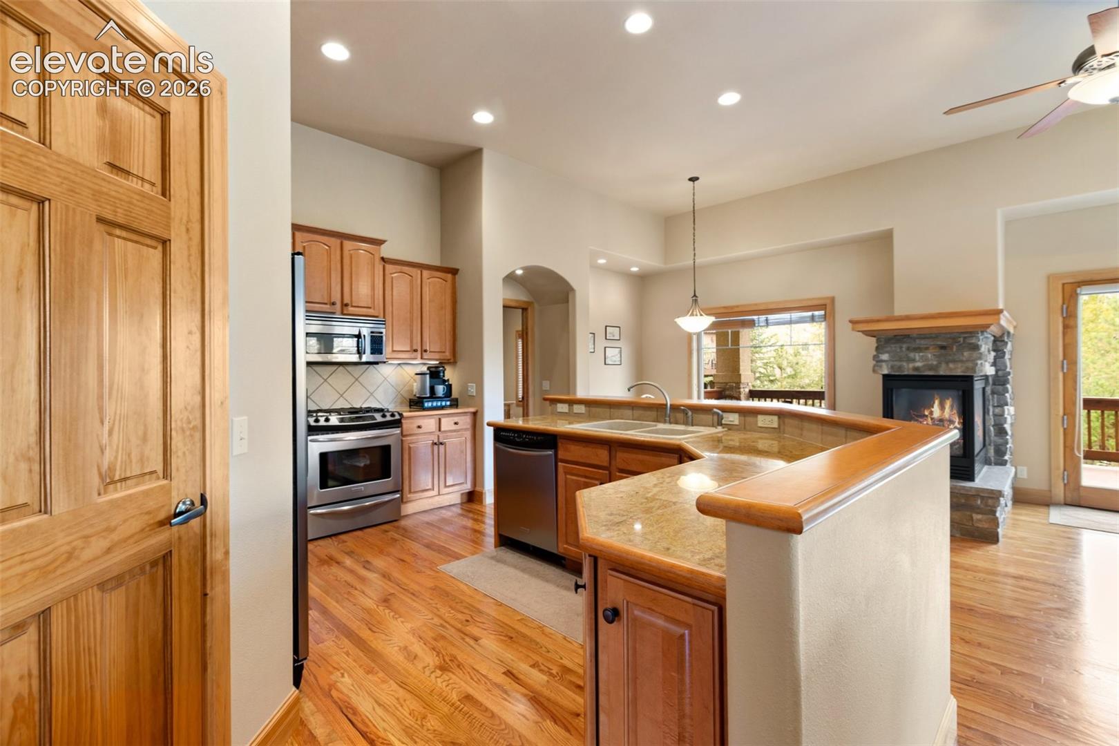 Listing photo 7 for 410 Karen Lane