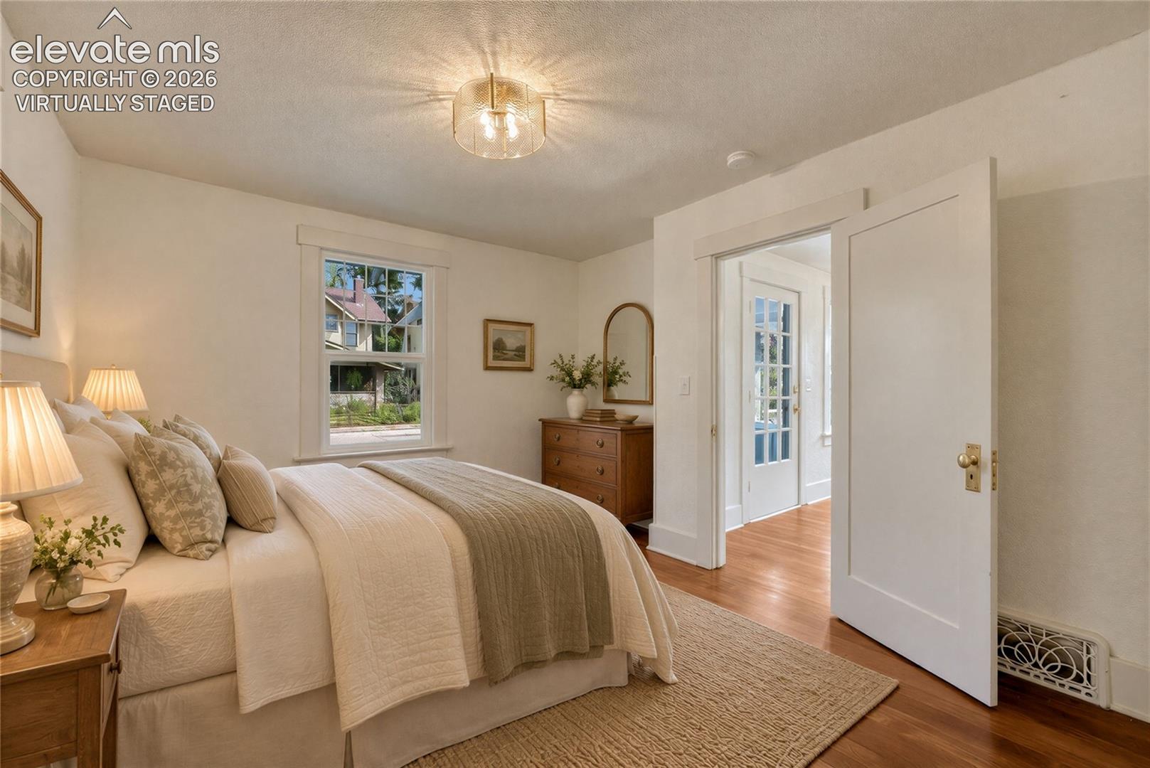Listing photo 31 for 209 E Washington Street