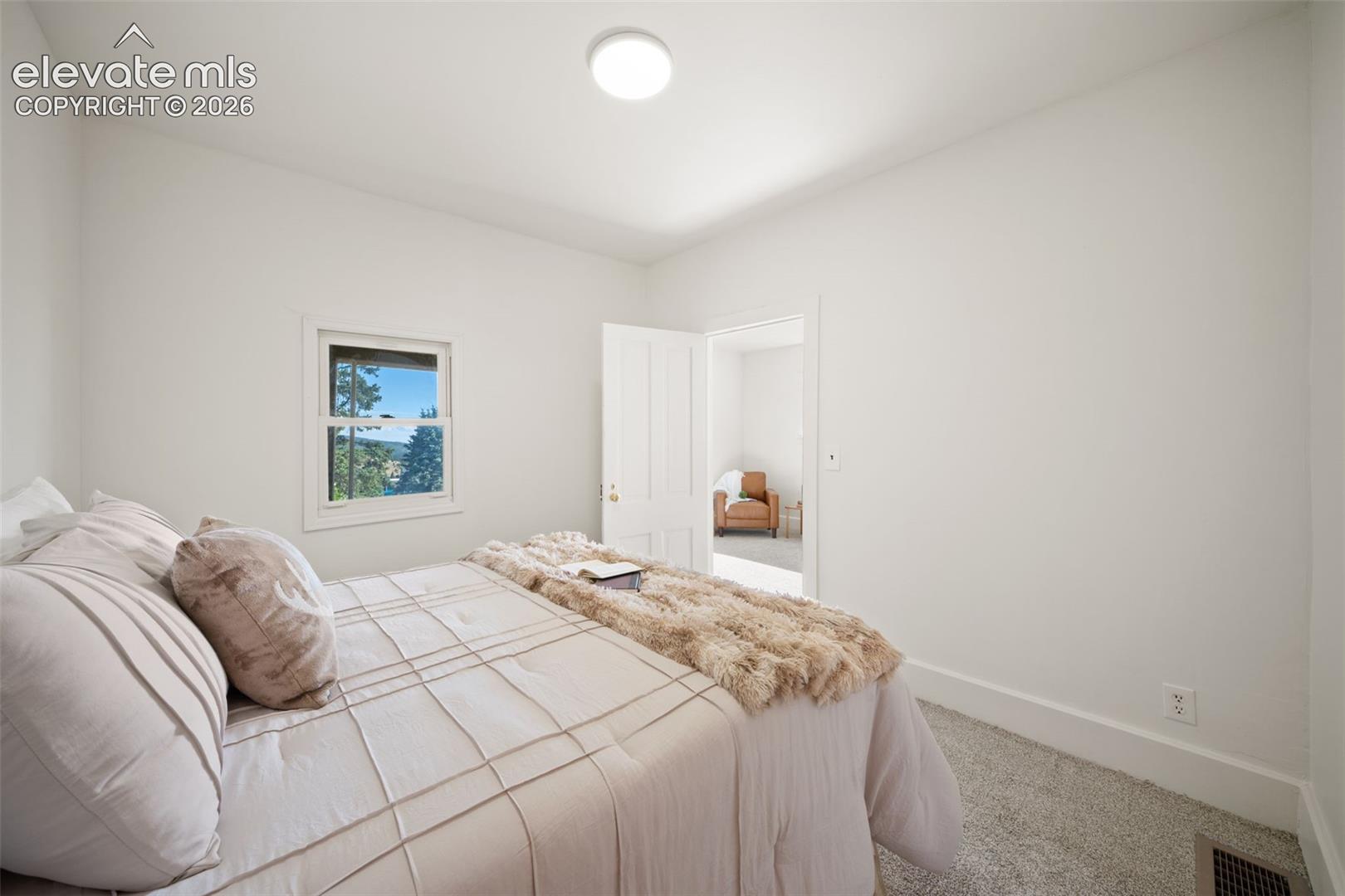 Listing photo 12 for 405 E Eaton Avenue