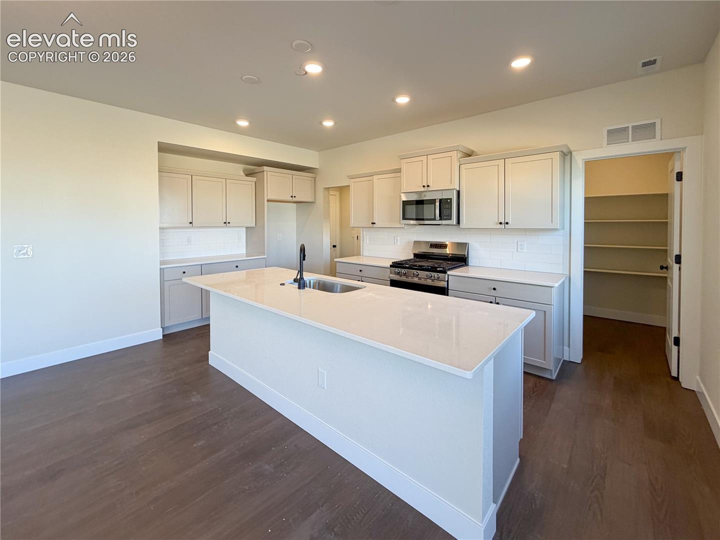 Listing photo 6 for 8206 Lemon Grass Road