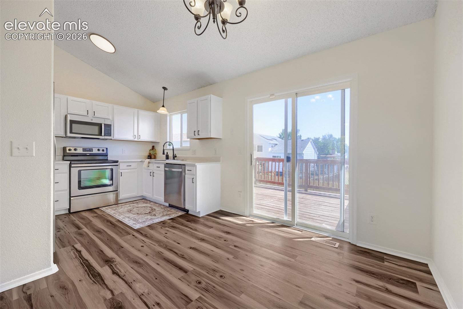 Listing photo 8 for 858 Marshall Drive