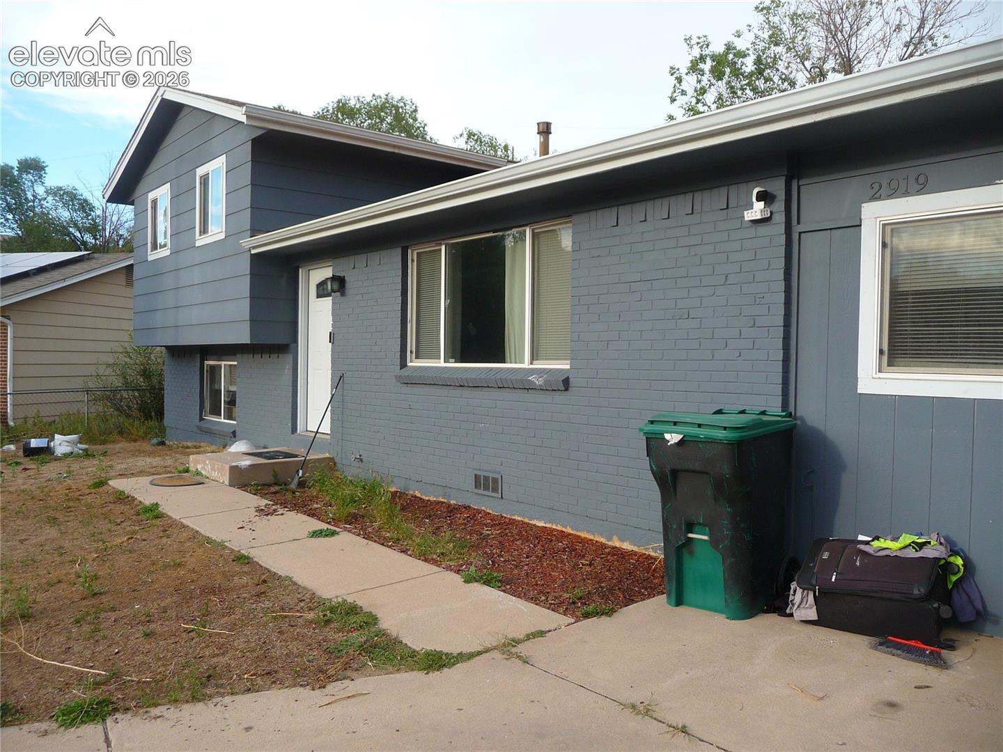 Listing photo 2 for 2919 Fremont Drive