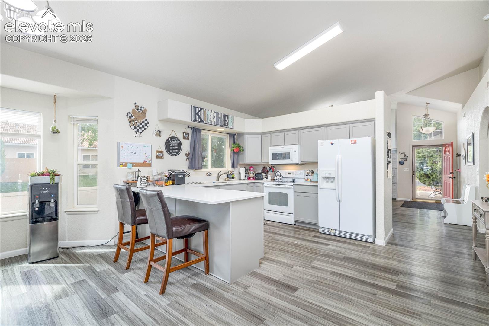 Listing photo 7 for 938 Cedarcrest Drive