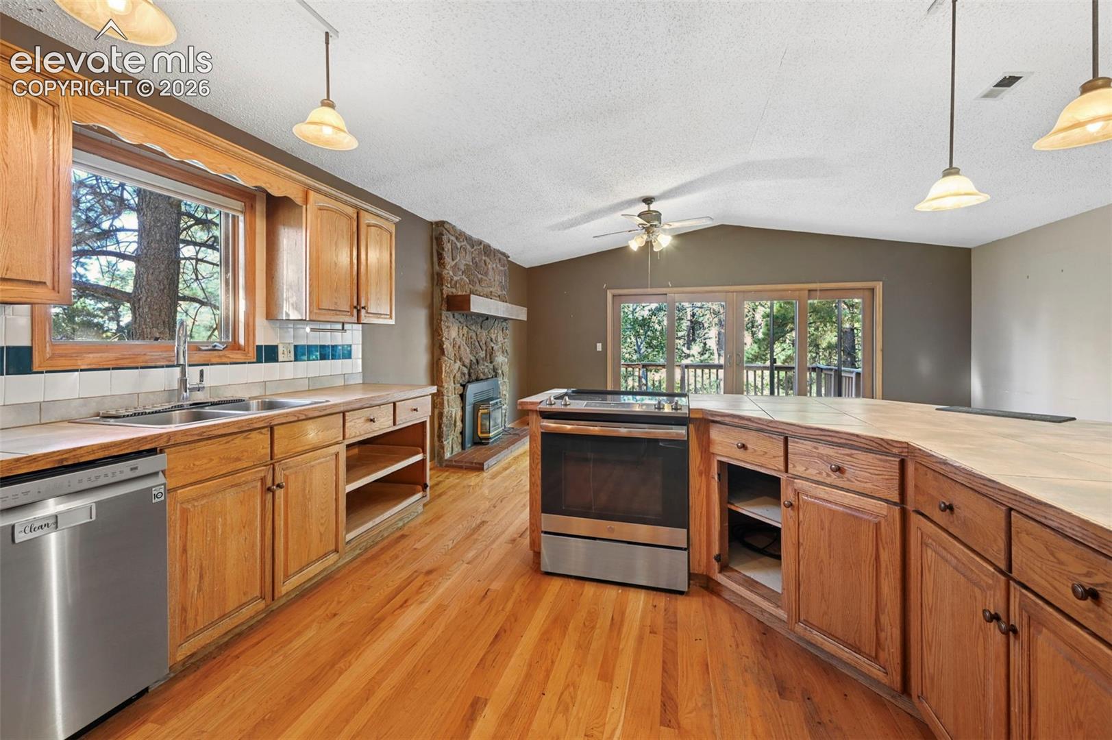 Listing photo 12 for 19280 doewood Drive