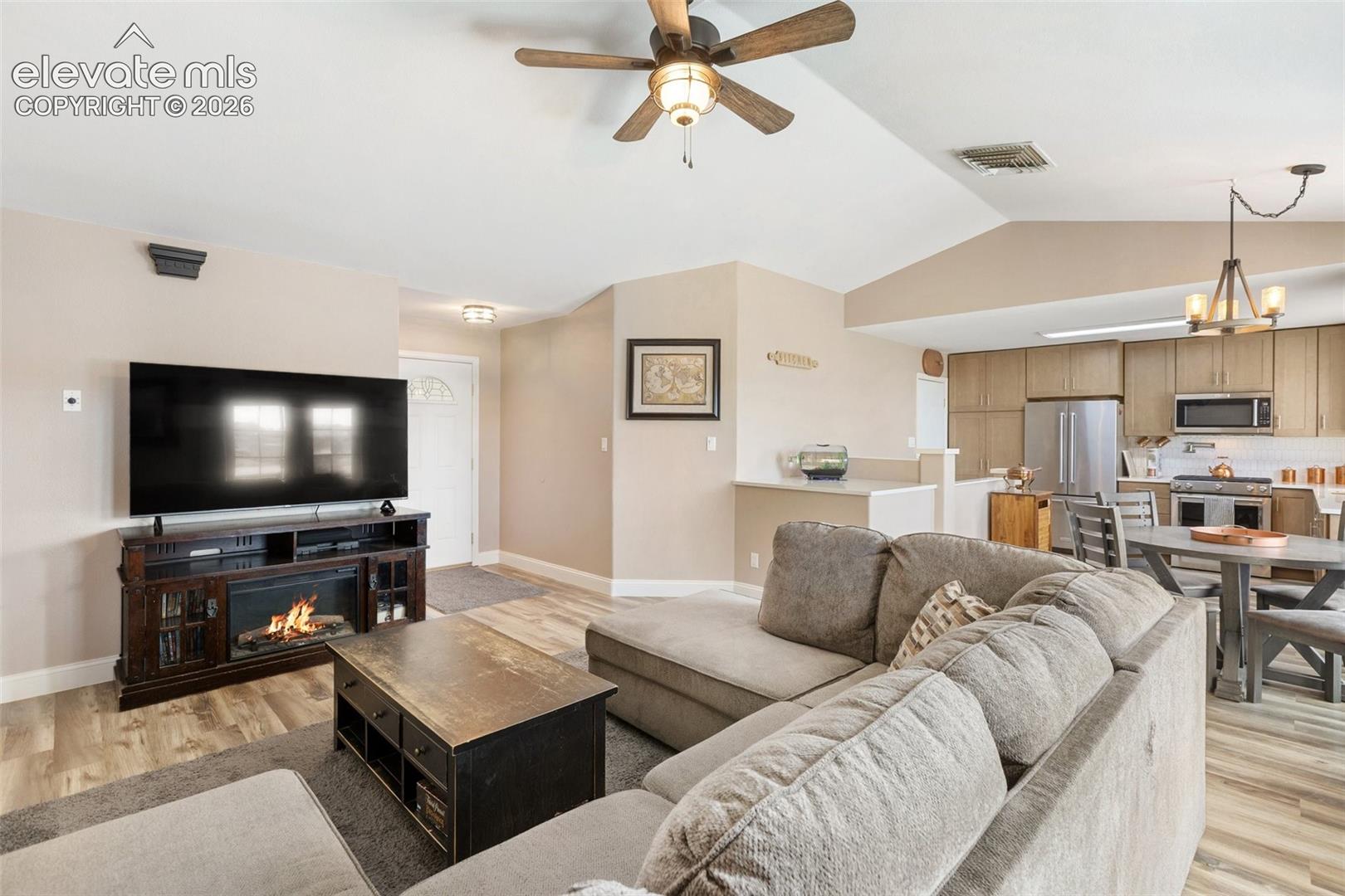Listing photo 5 for 541 S El Charro Drive