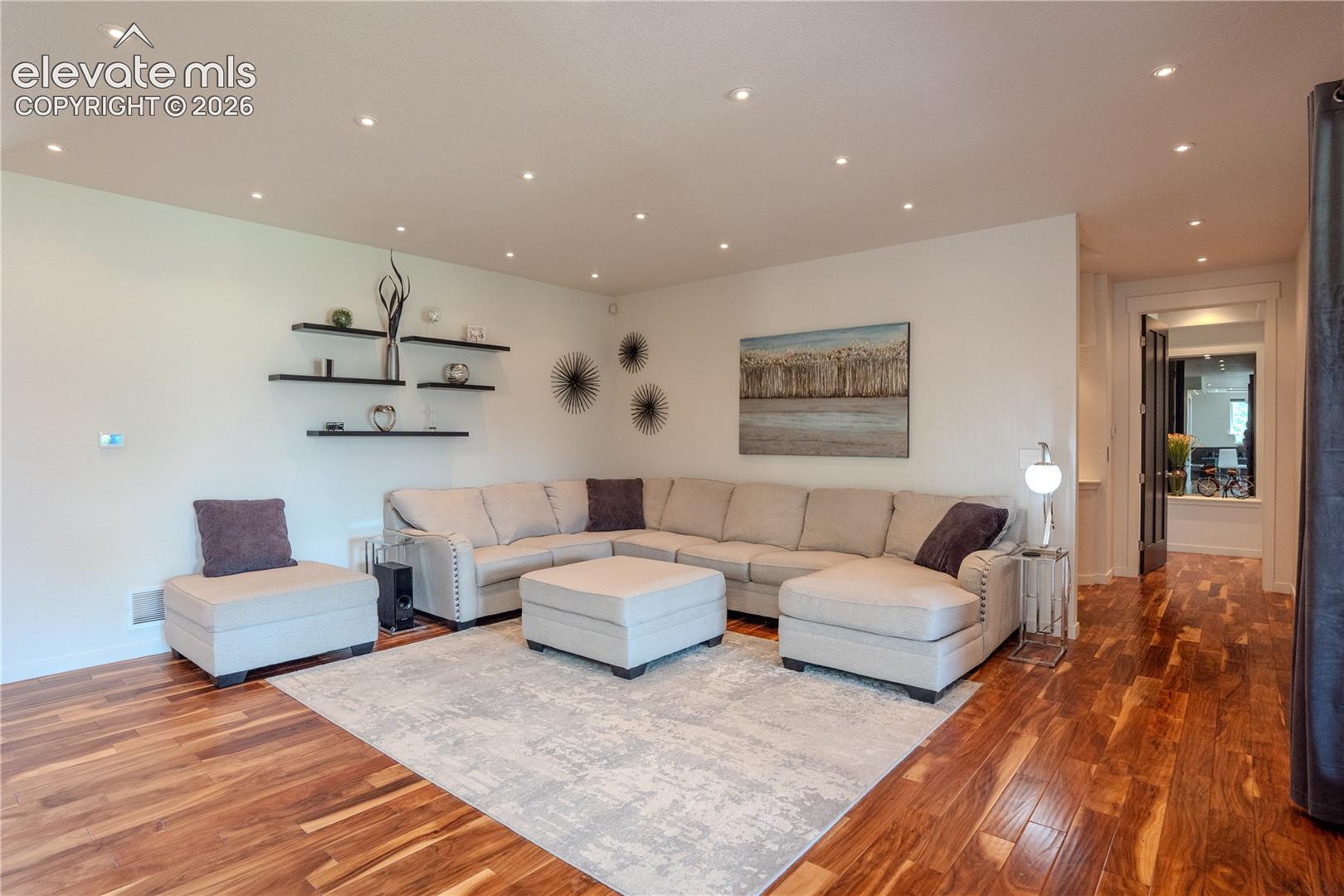 Listing photo 18 for 5638 Venezia Way