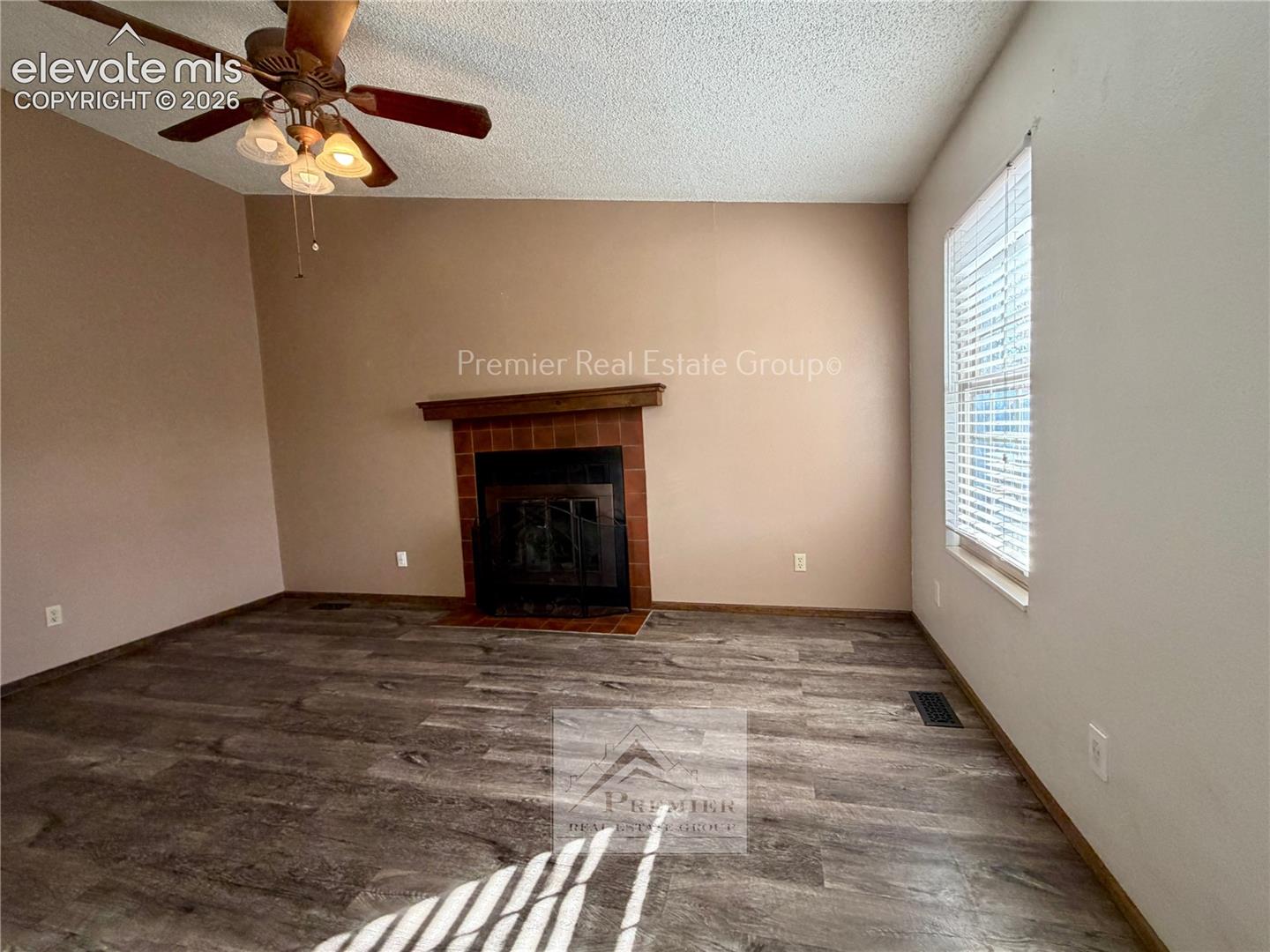 1055 Table Top Terrace, photo 4