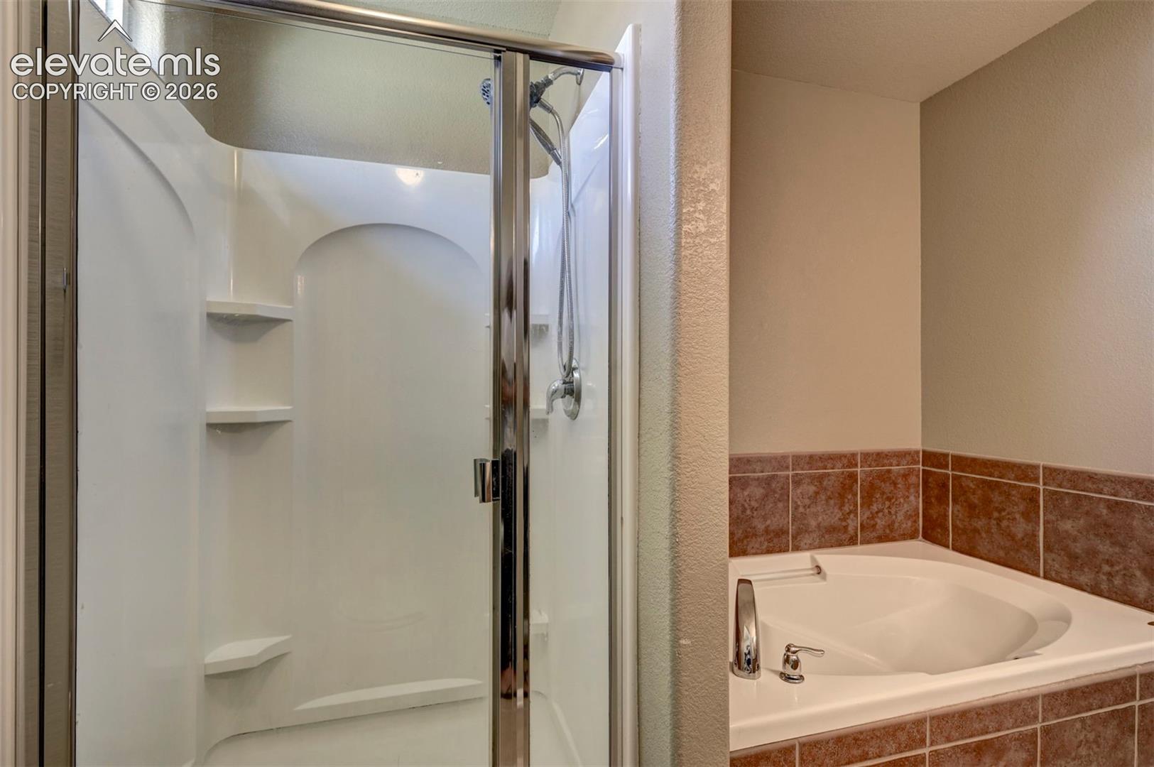 Listing photo 16 for 863 Red Thistle View