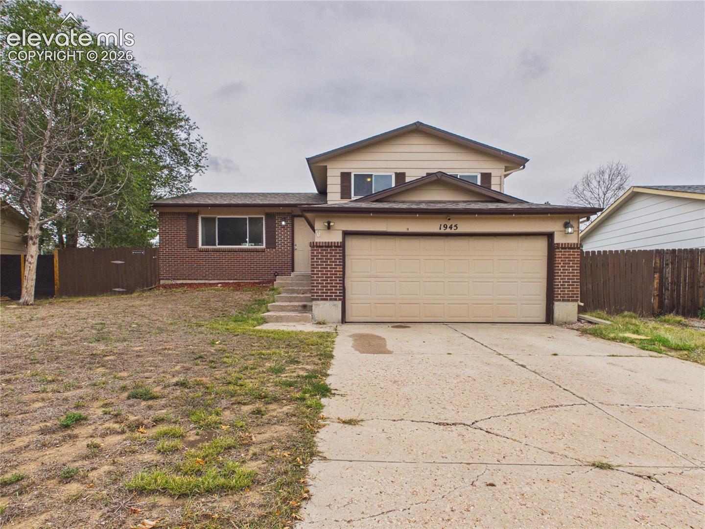 Listing photo 2 for 1945 Mineola Street