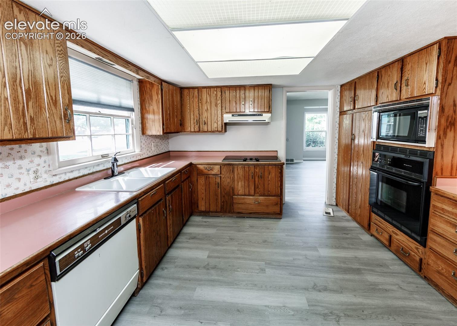 Listing photo 15 for 2203 Templeton Gap Road