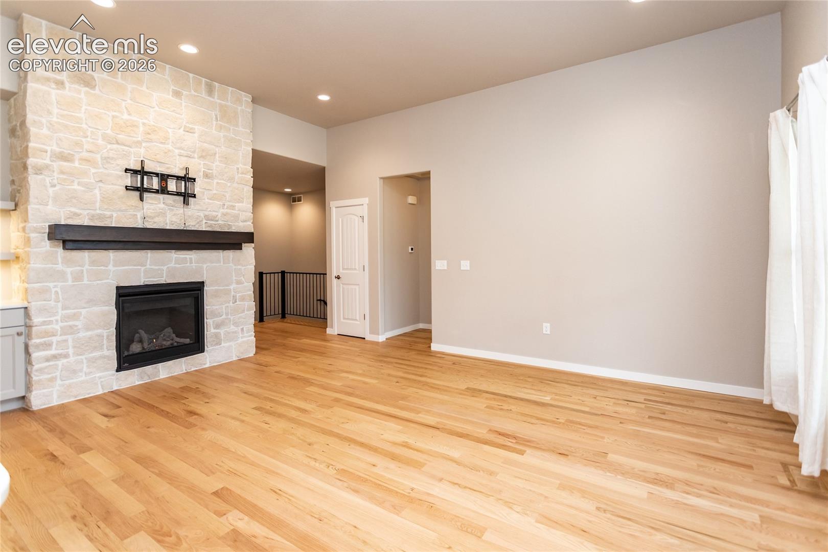 Listing photo 4 for 330 E Lost Pines Drive