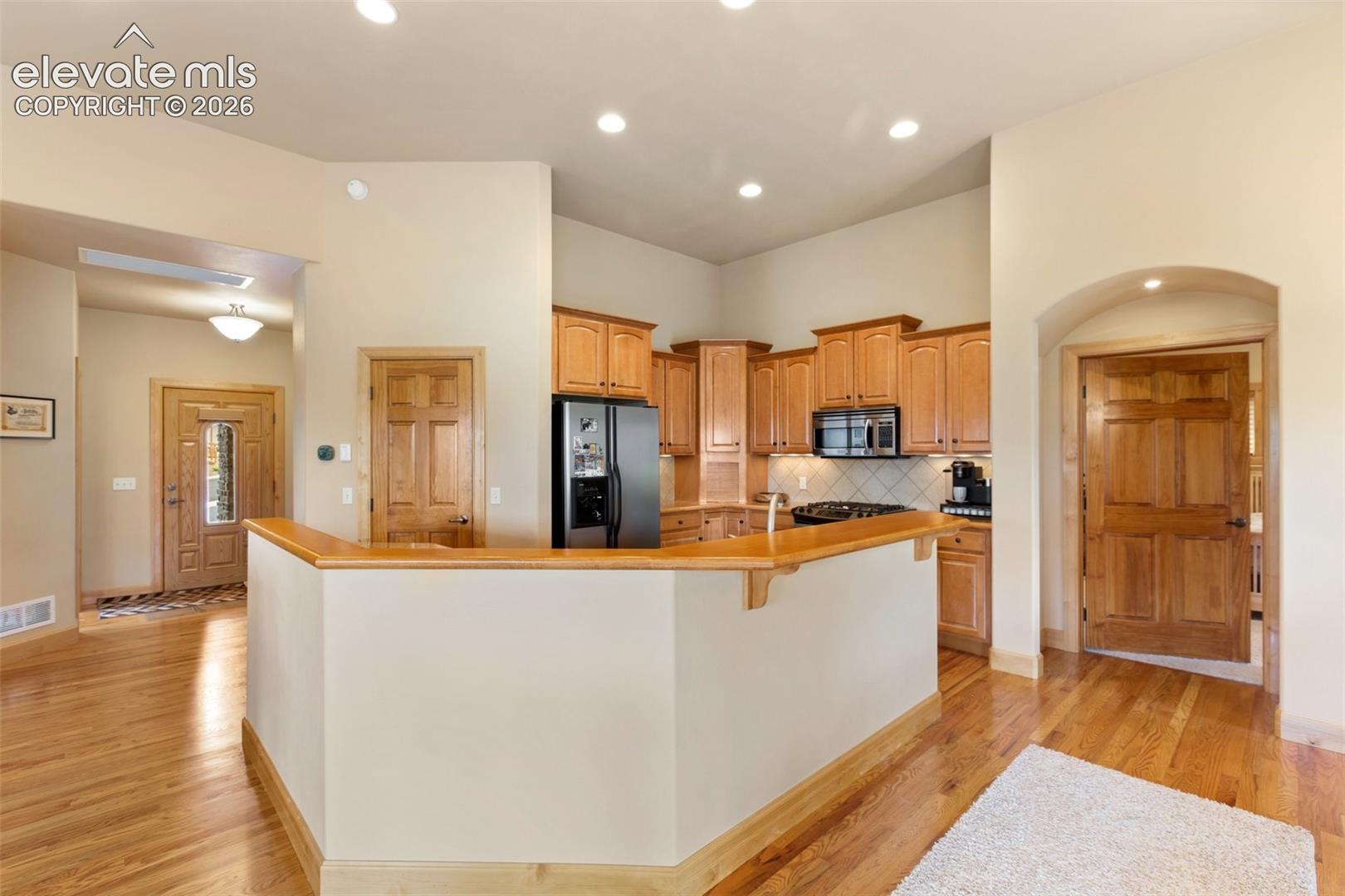 Listing photo 6 for 410 Karen Lane