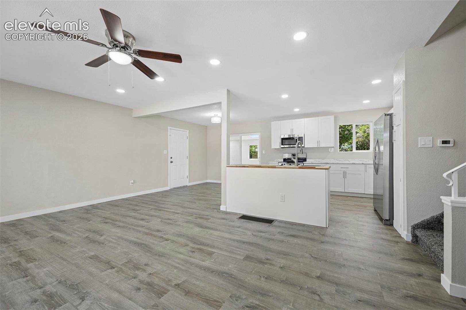 Listing photo 6 for 7313 Colonial Drive