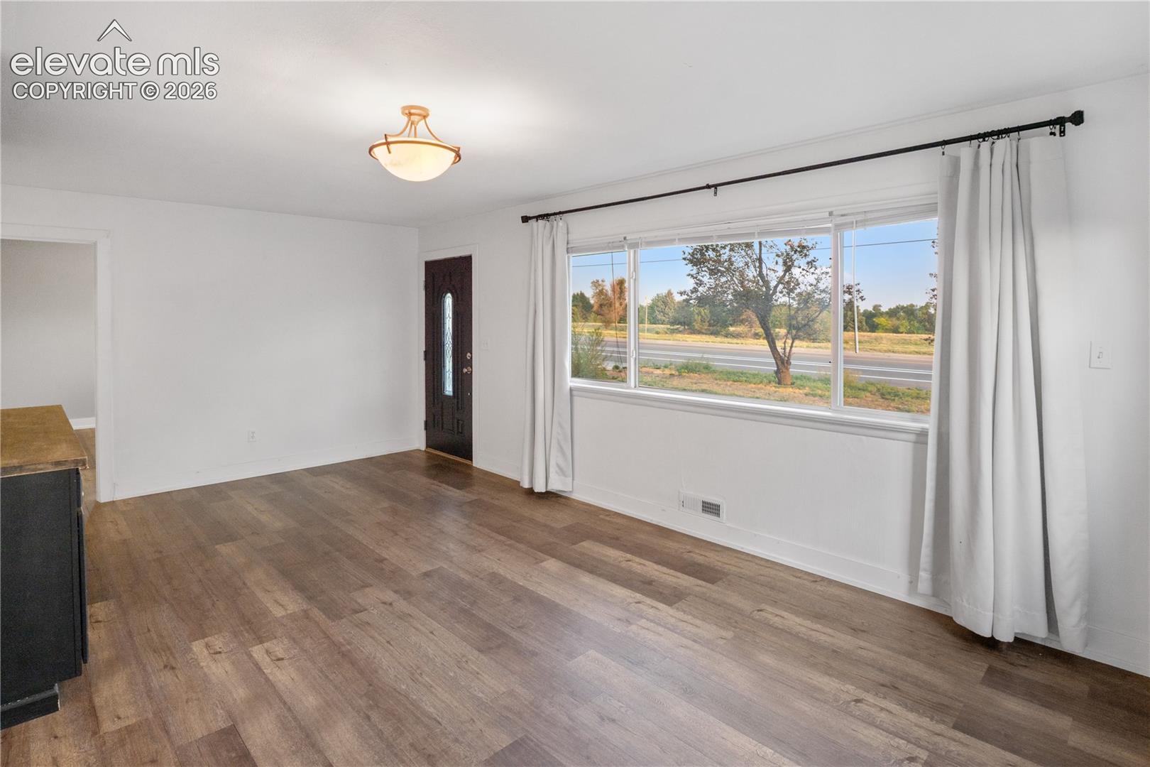 Listing photo 4 for 1220 E Fountain Boulevard