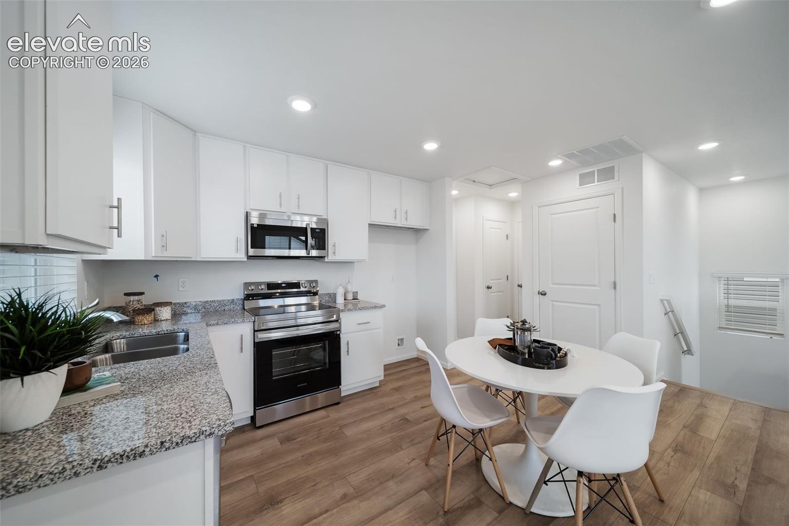 Listing photo 15 for 5811 Bowerman Lane