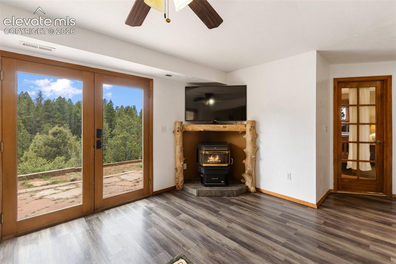 Listing photo 30 for 918 Douglas Fir Drive