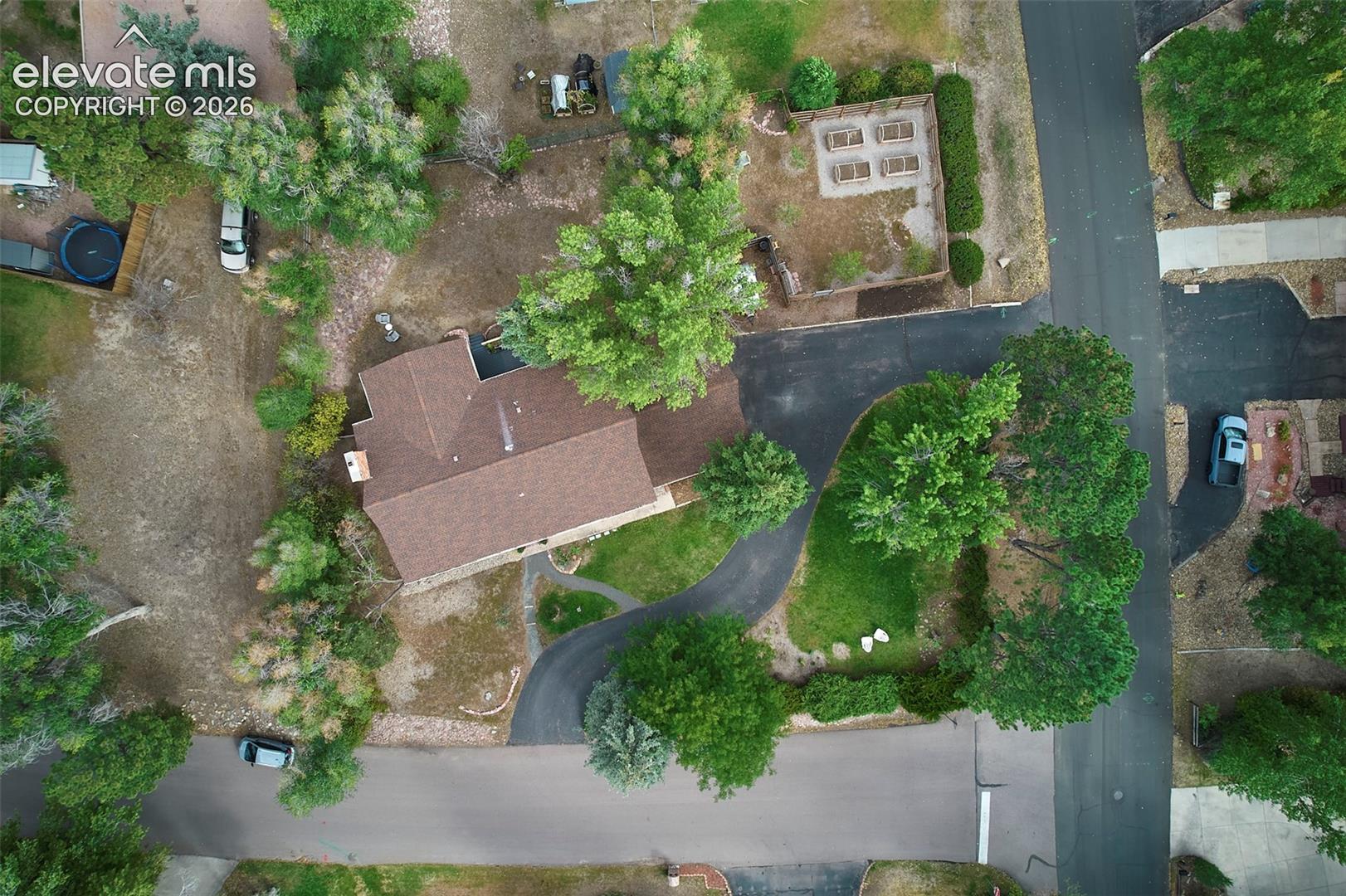Listing photo 2 for 6827 Rosewood Drive