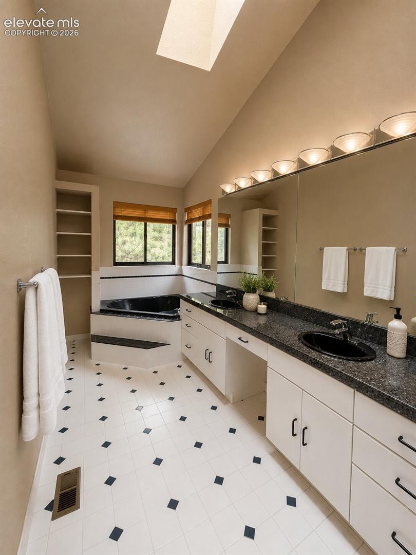 Listing photo 13 for 4440 Prairie Street