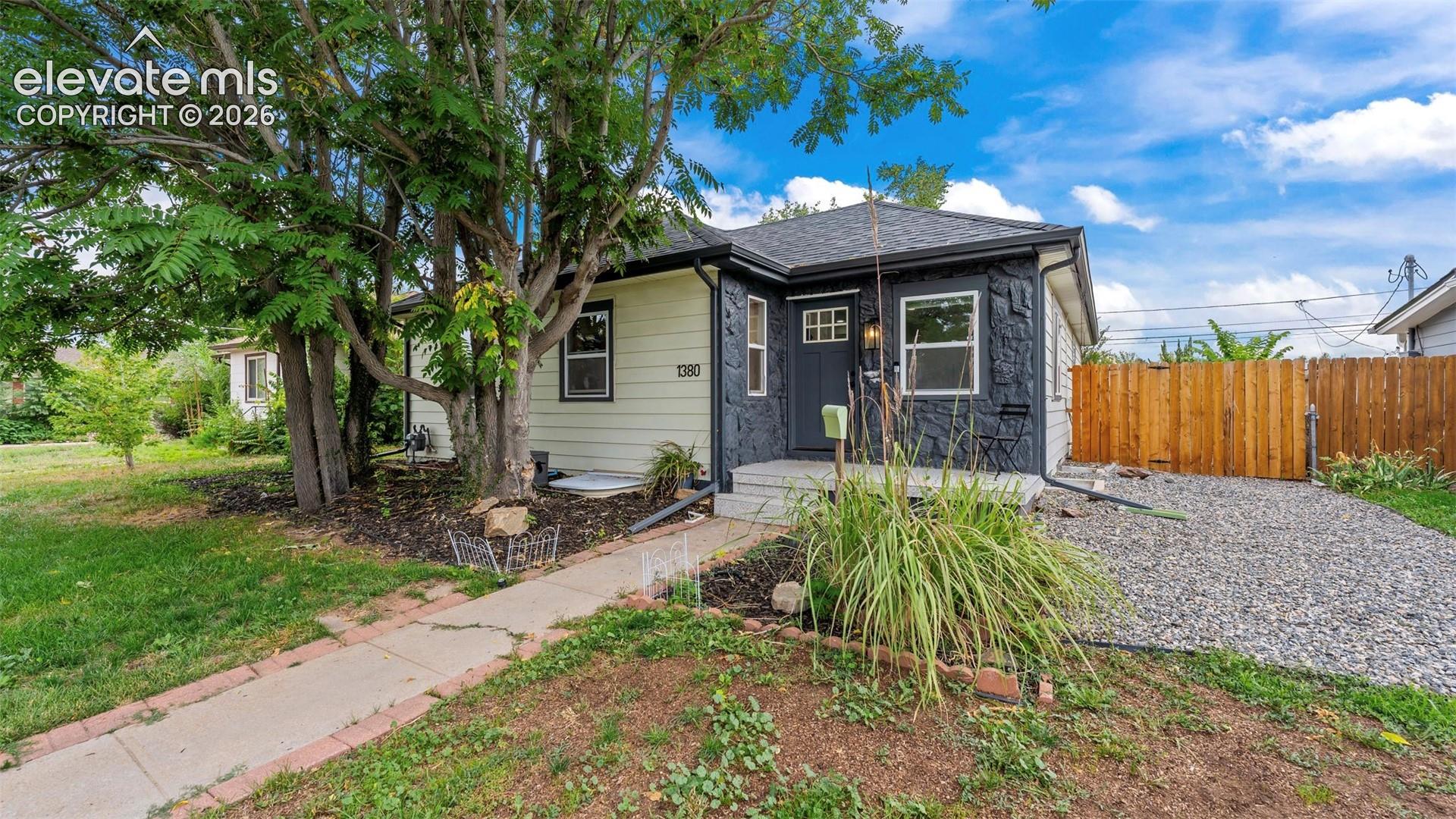 Listing photo 2 for 1380 Trenton Street