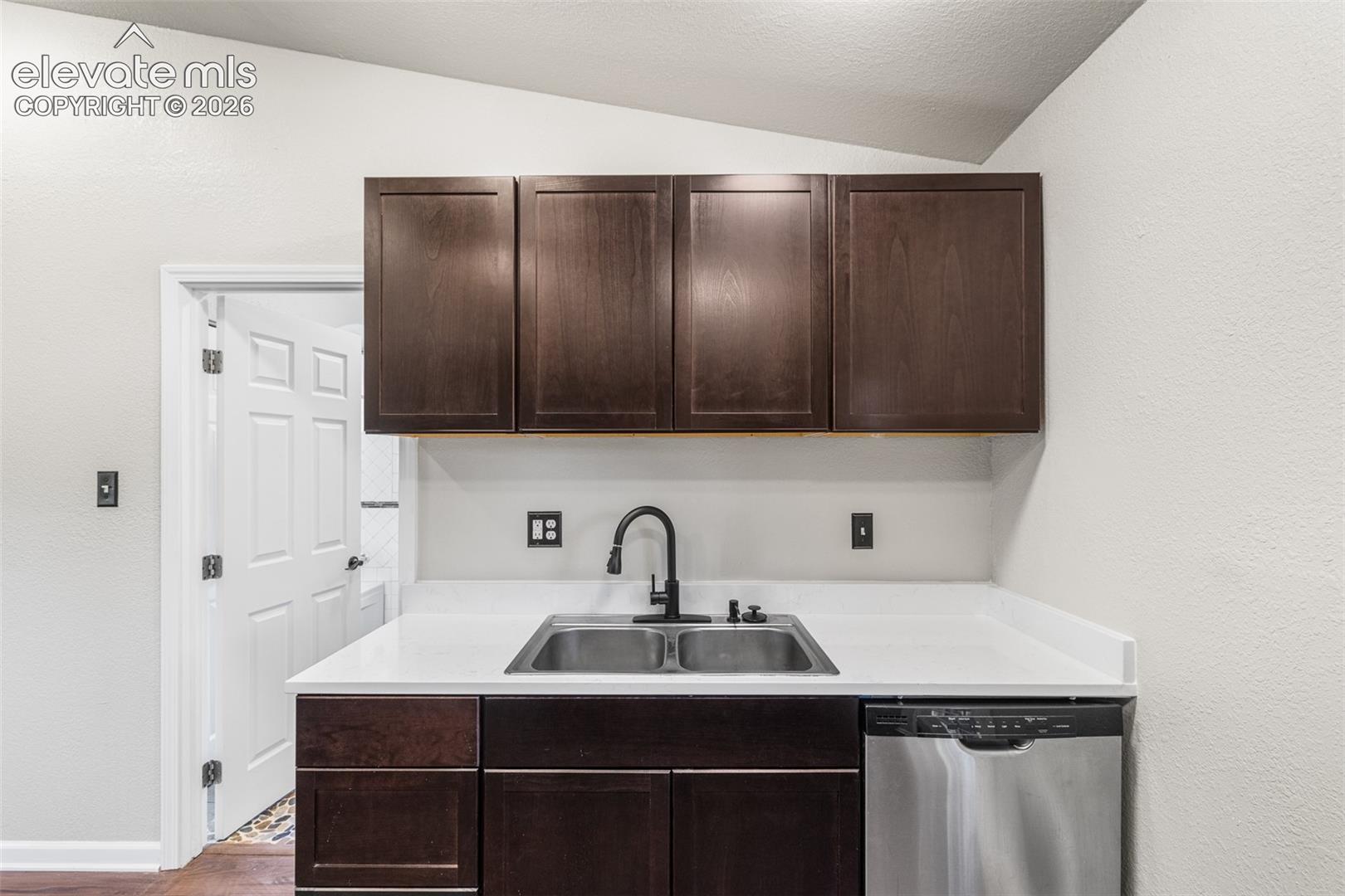 Listing photo 10 for 1118 Arroyo Avenue