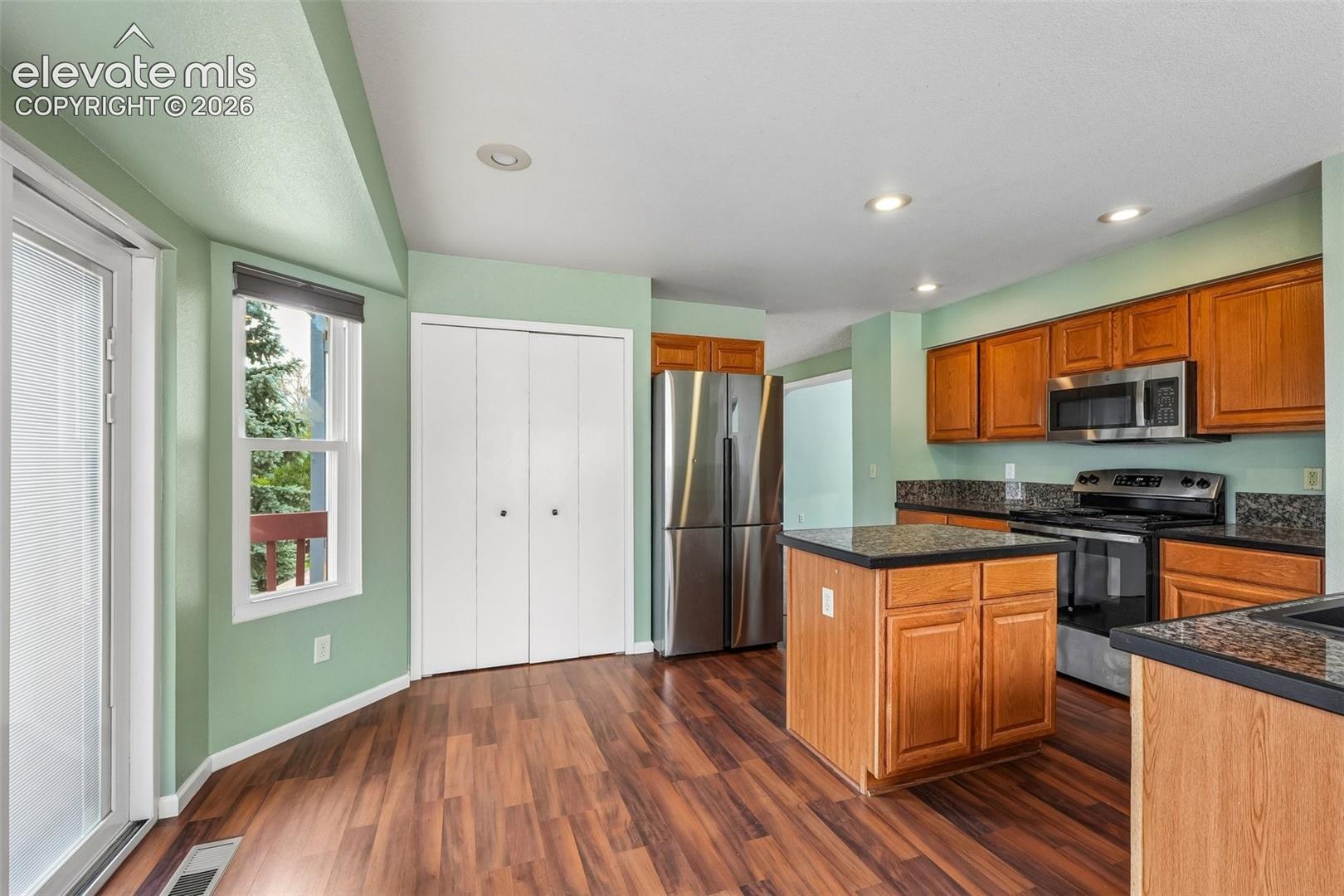Listing photo 8 for 6065 Fescue Drive