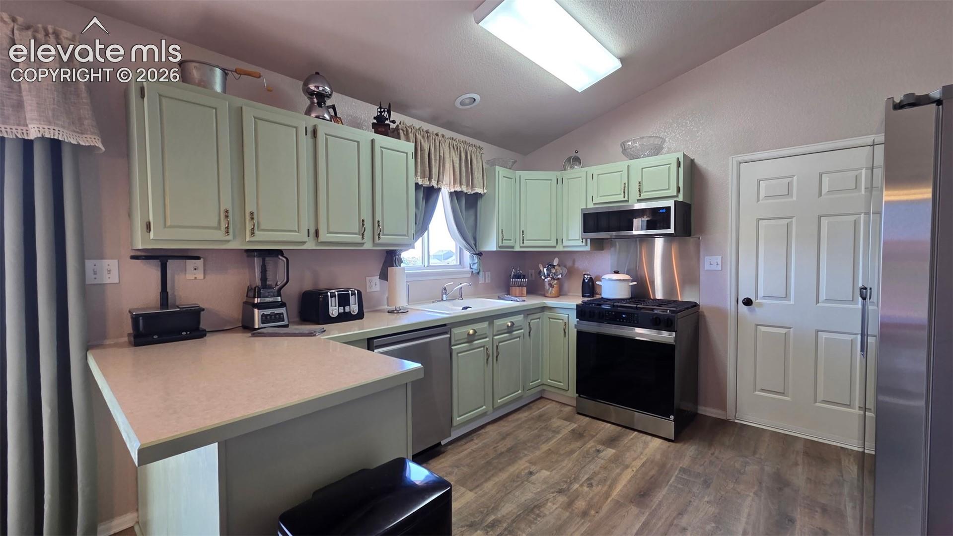 Listing photo 3 for 480 S Tejon Avenue