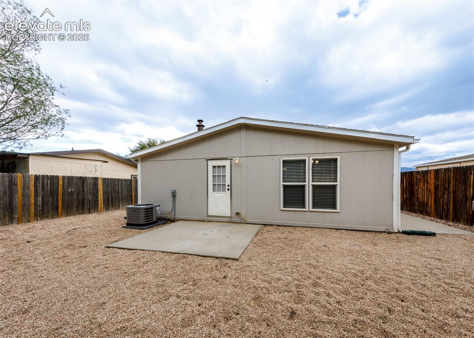 Listing photo 4 for 861 Desert Circle