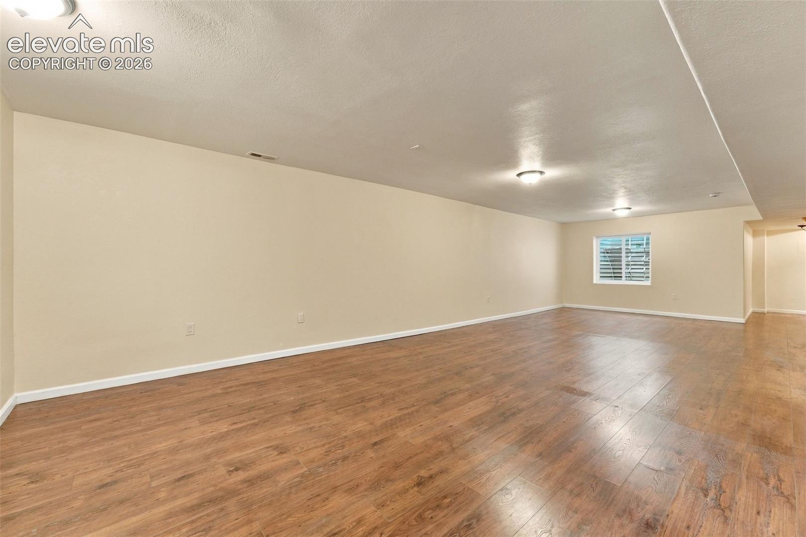 Listing photo 27 for 1385 N Challenger Drive