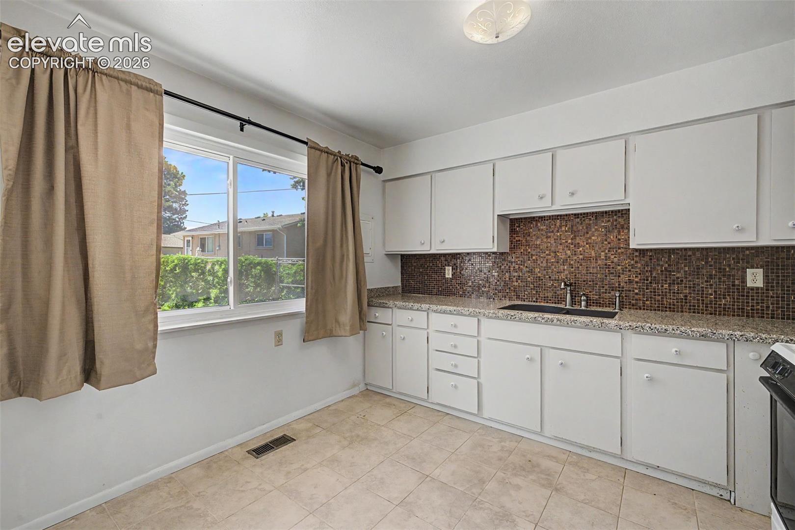Listing photo 19 for 712 Lansing Drive