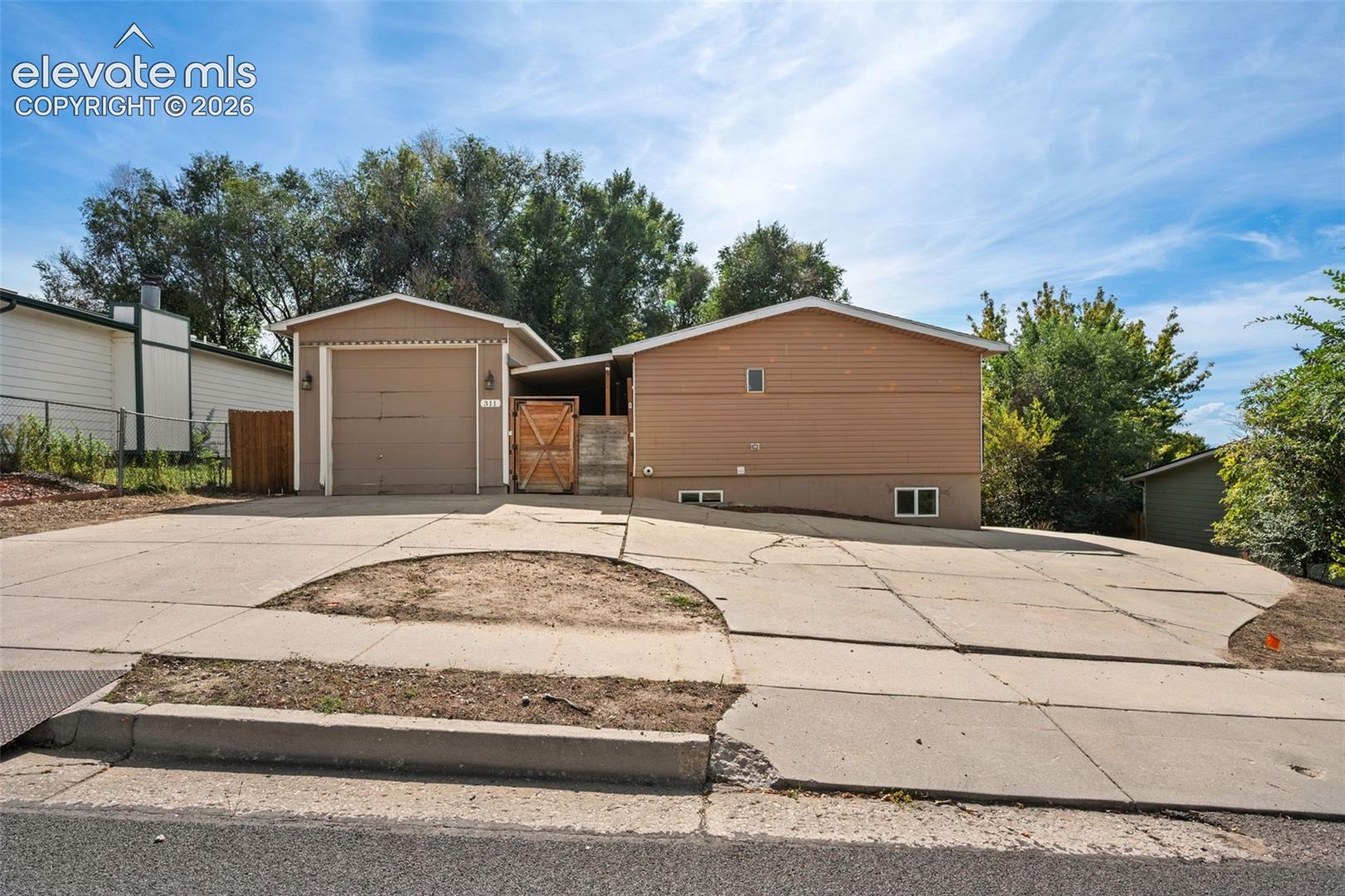 Listing photo 2 for 311 Comanche Village Drive