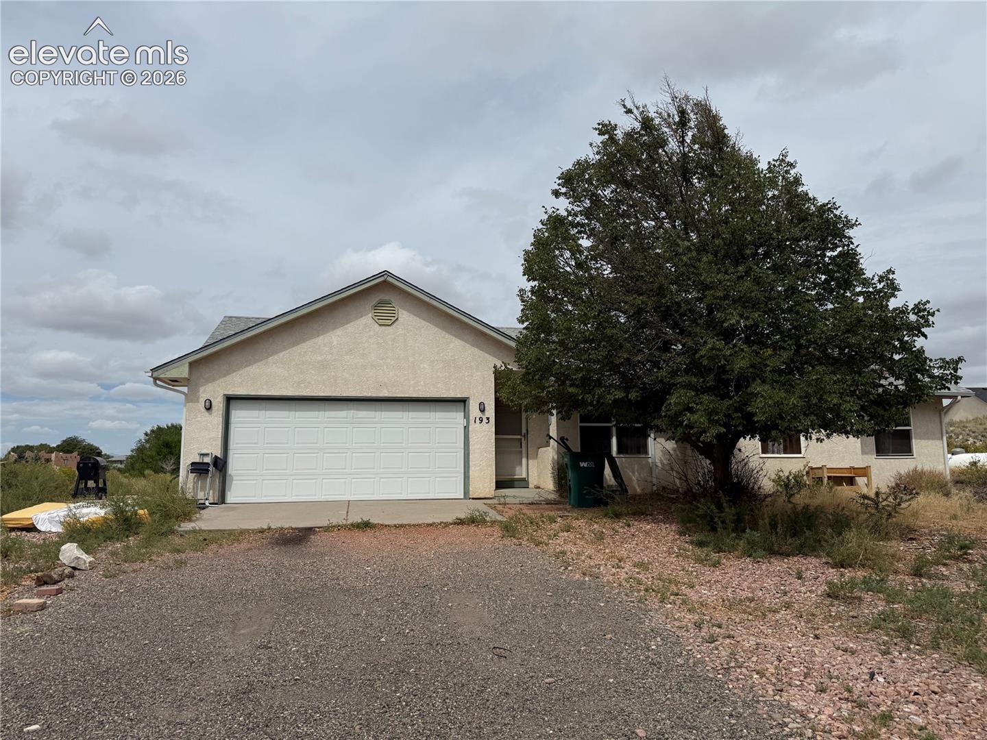 Listing photo 2 for 193 W Legend Drive