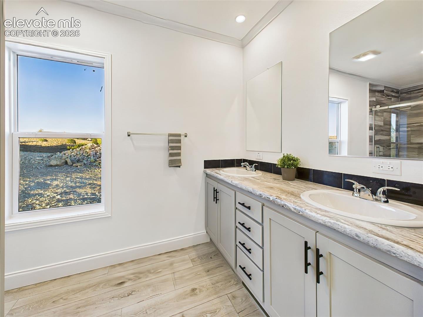 Listing photo 31 for 893 S Greenway Avenue