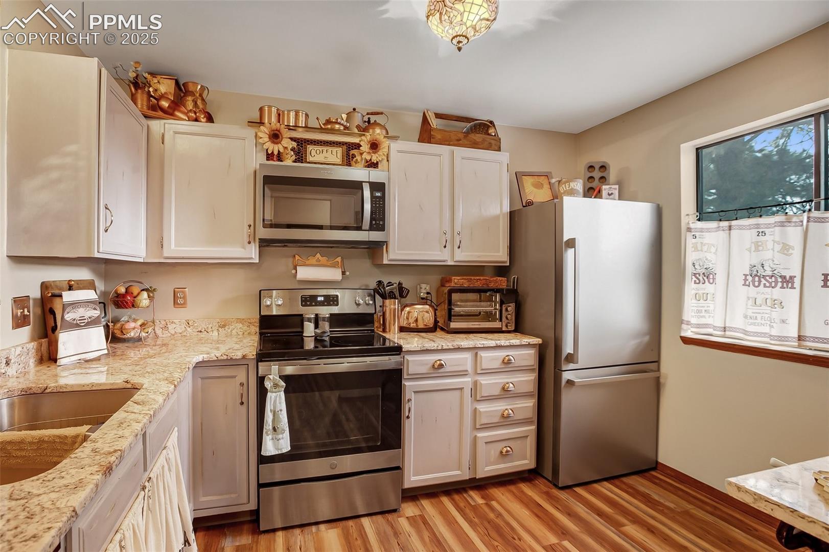 Listing photo 17 for 560 Manor Court A