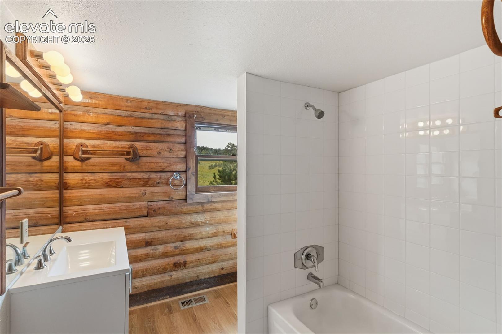 Listing photo 14 for 258 Appian Way