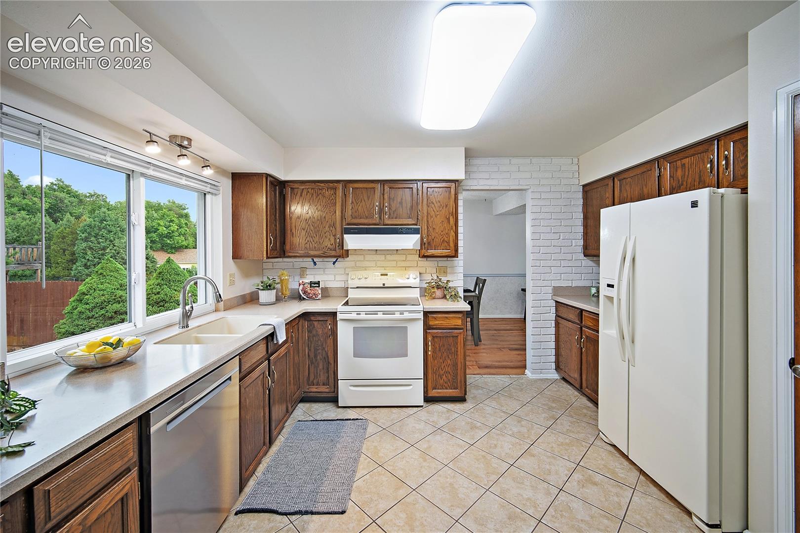 Listing photo 10 for 2998 Westcliff Circle