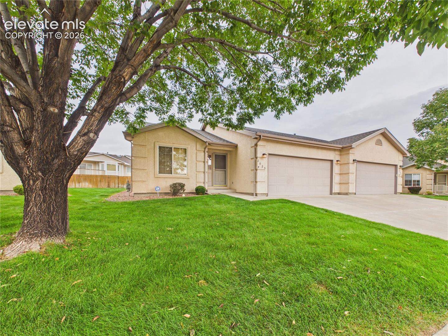 Listing photo 3 for 2025 Kingsroyal Boulevard F