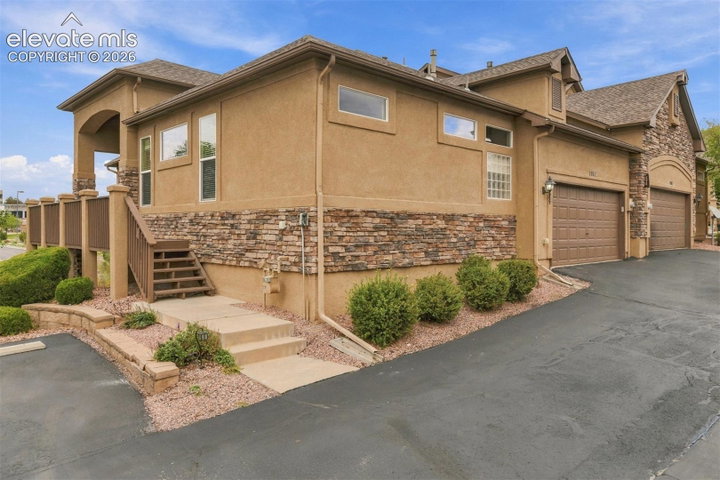 1952 London Carriage Grove — listing photo