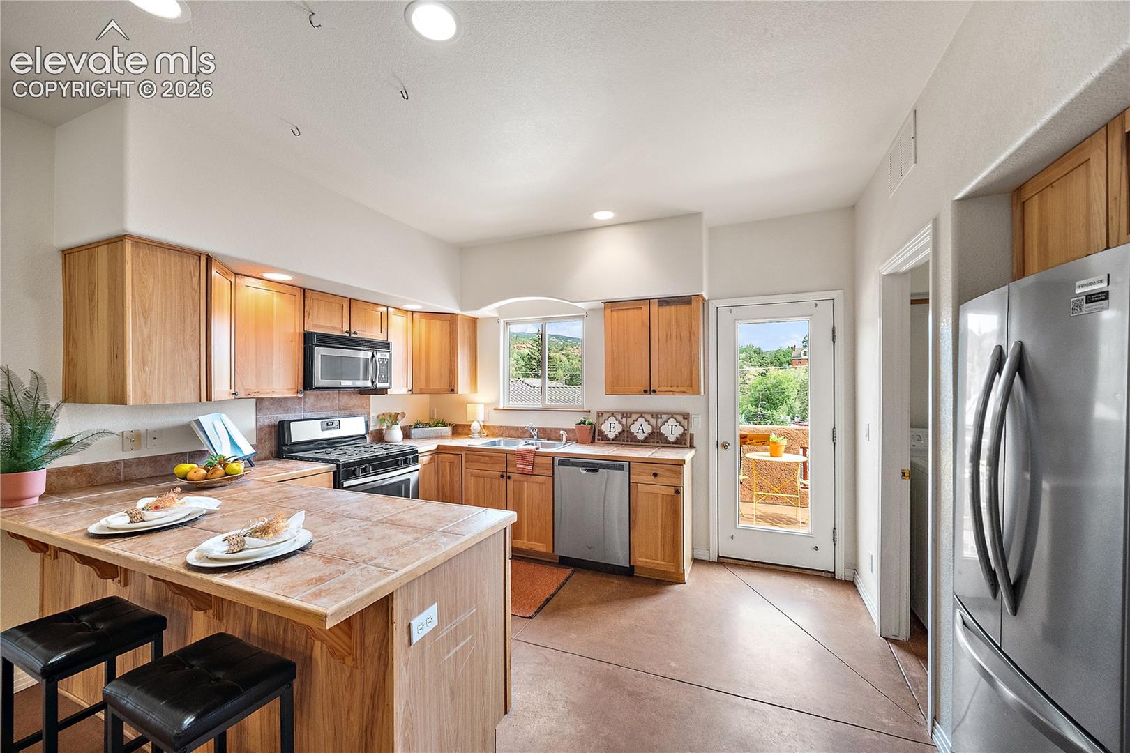 Listing photo 9 for 18 Taos Place