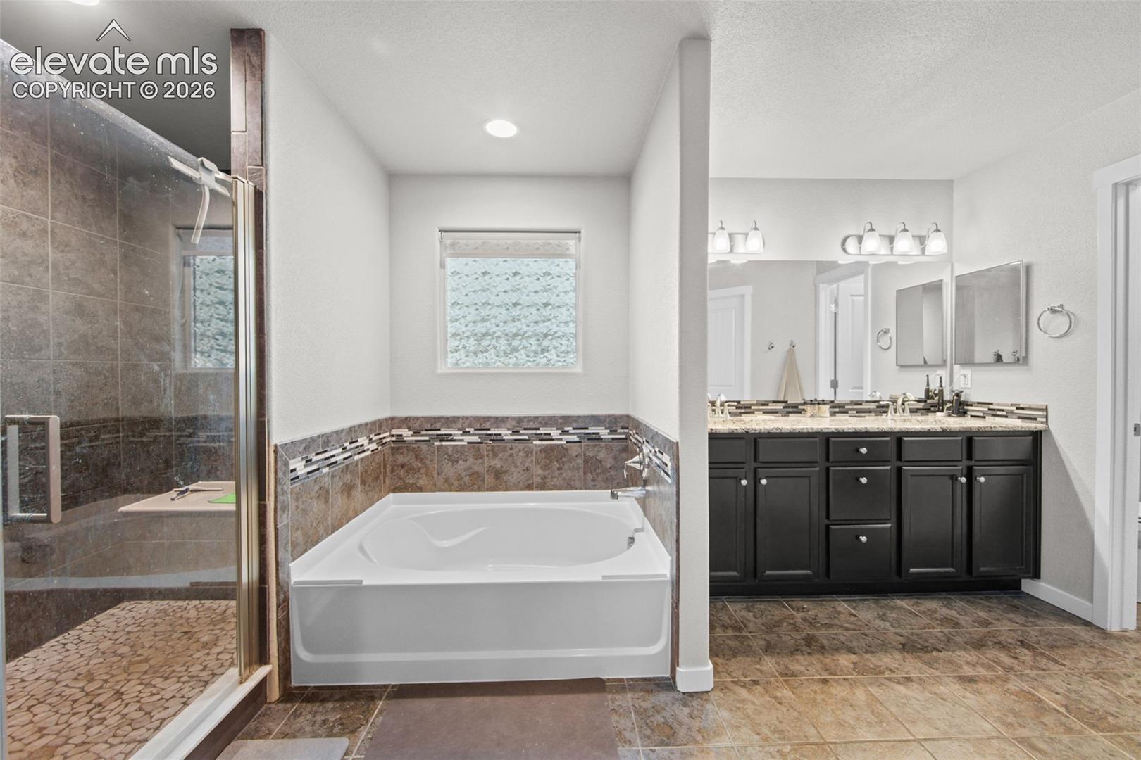 Listing photo 5 for 7447 Peachleaf Drive