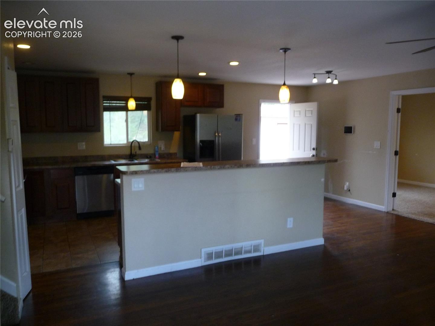Listing photo 6 for 2919 Fremont Drive