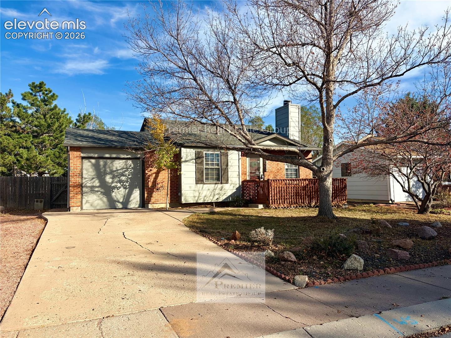 1055 Table Top Terrace, photo 2