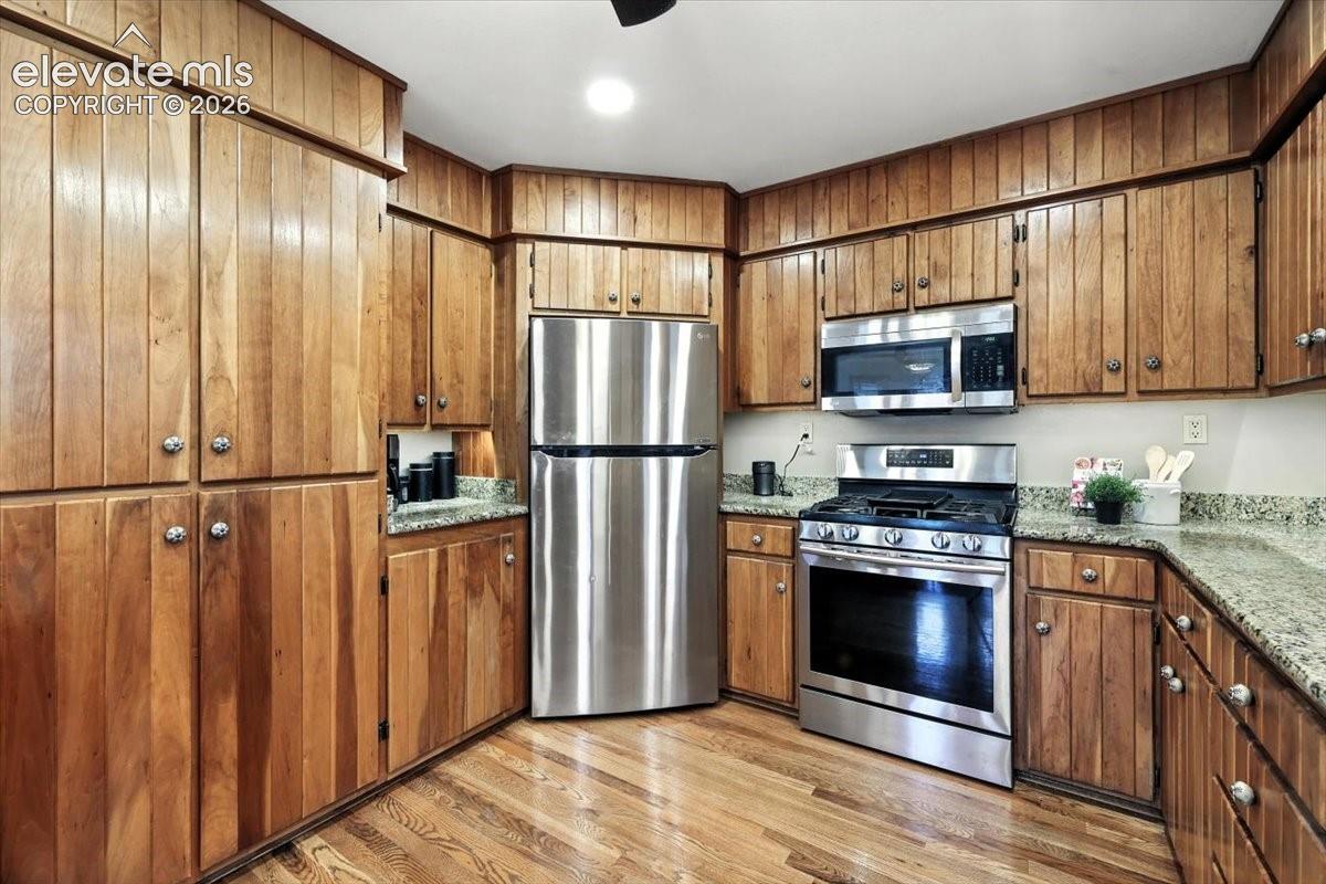 Listing photo 12 for 1975 Valley View Drive