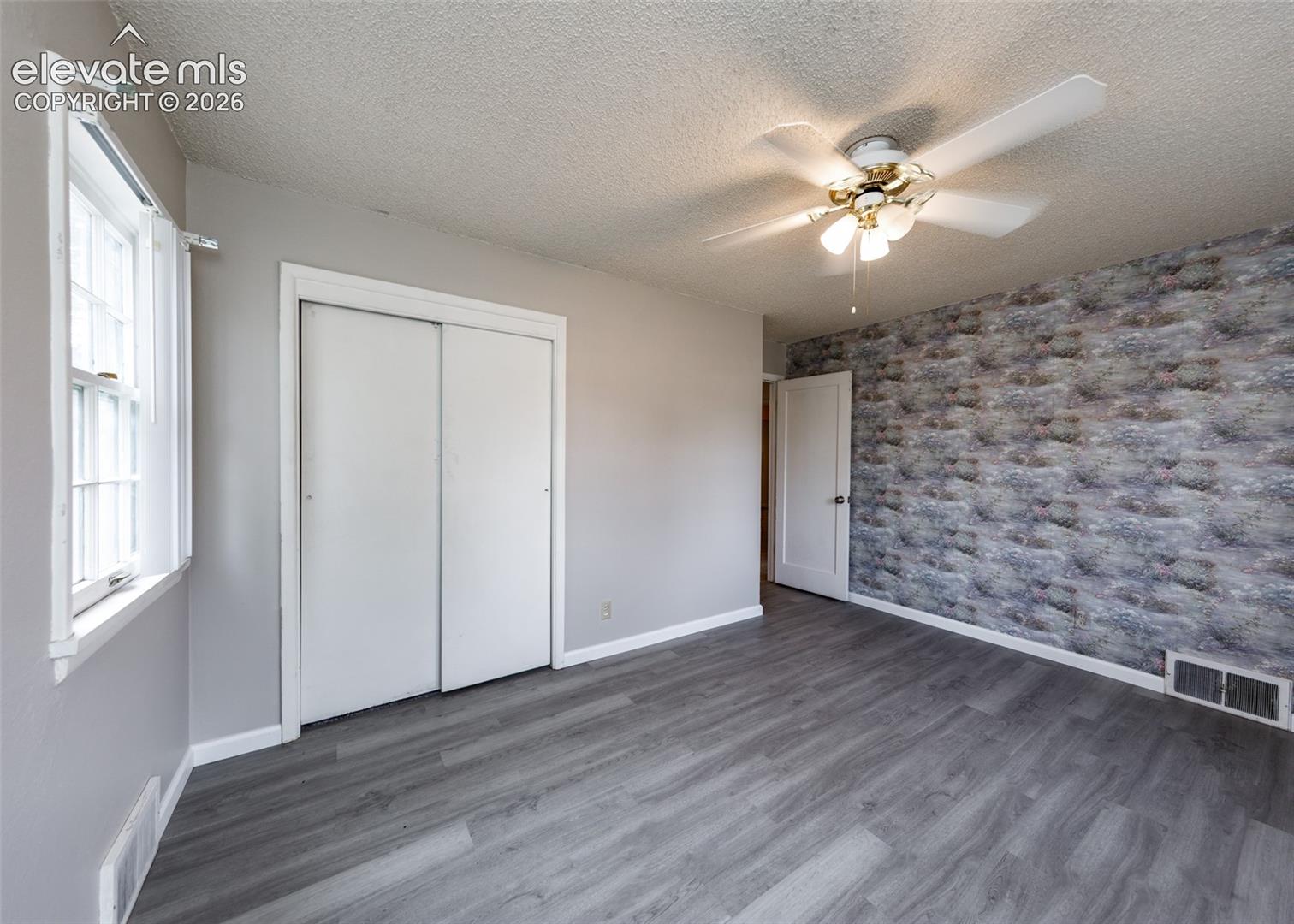 Listing photo 4 for 2203 Templeton Gap Road