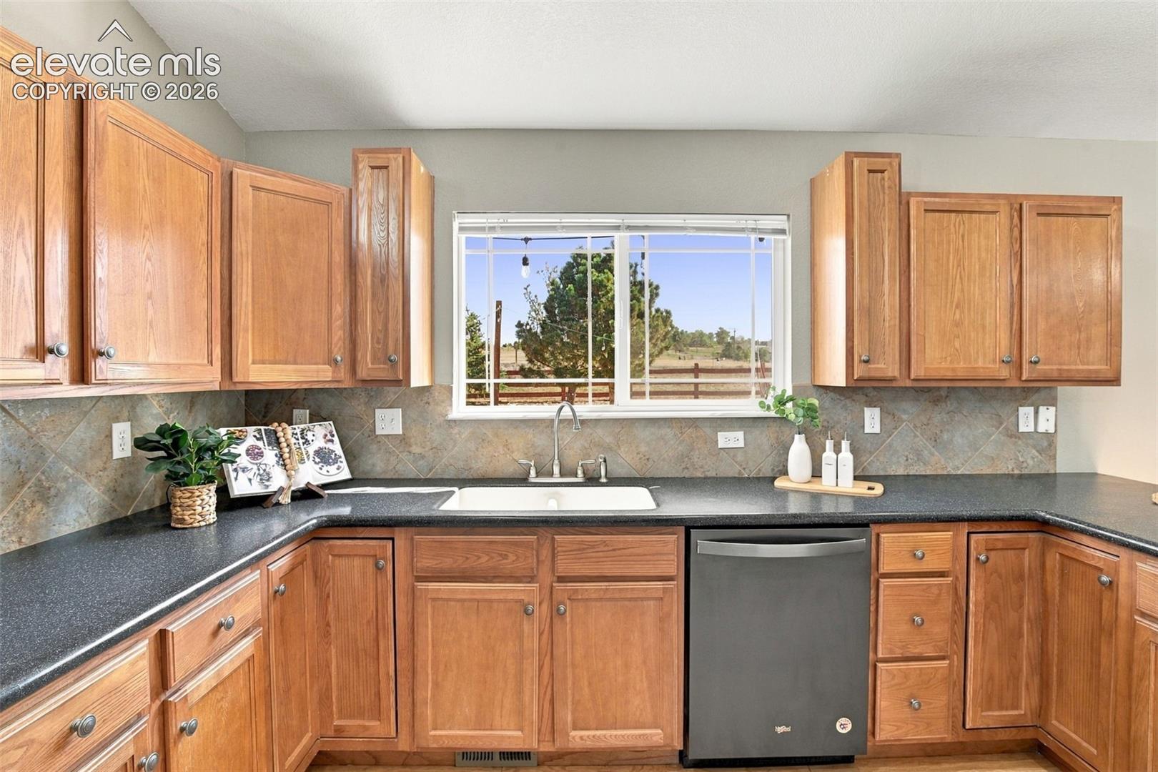 Listing photo 12 for 10467 Mile Post Loop