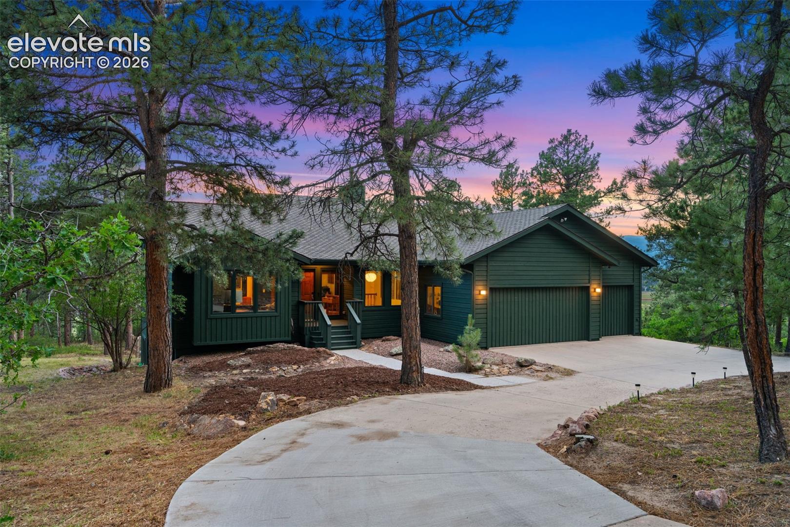 Listing photo 2 for 1675 Oakwood Drive