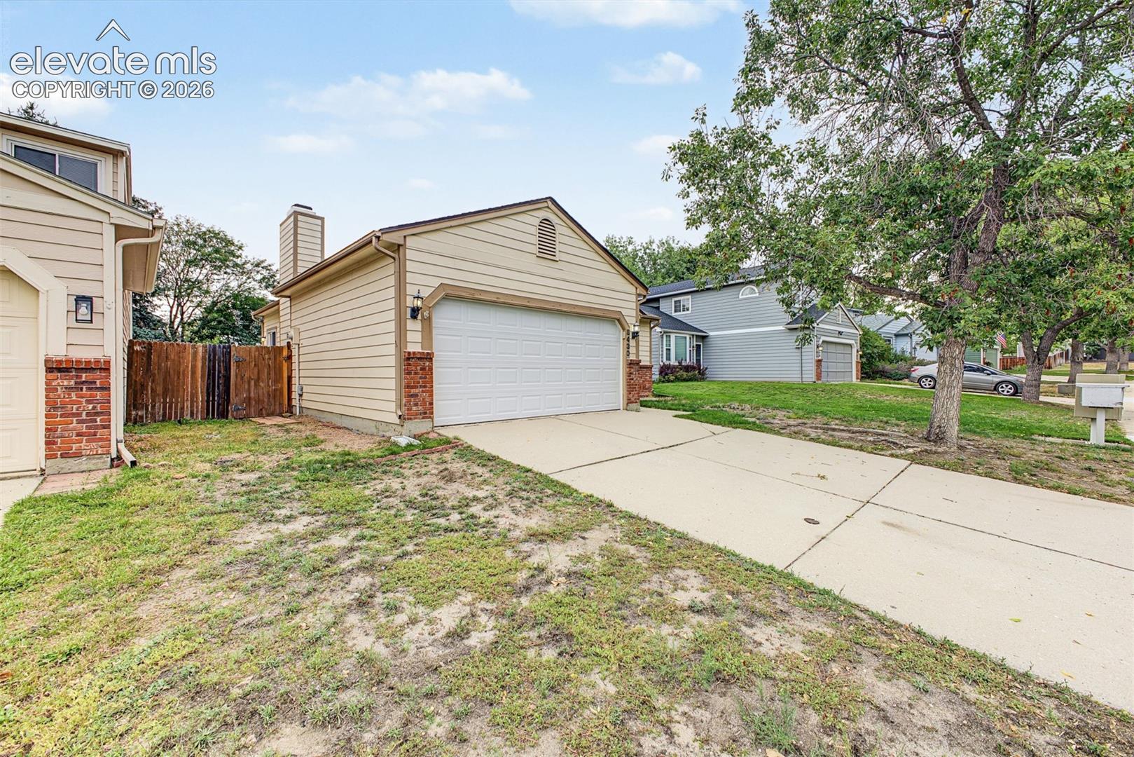 Listing photo 3 for 8430 Sassafras Drive