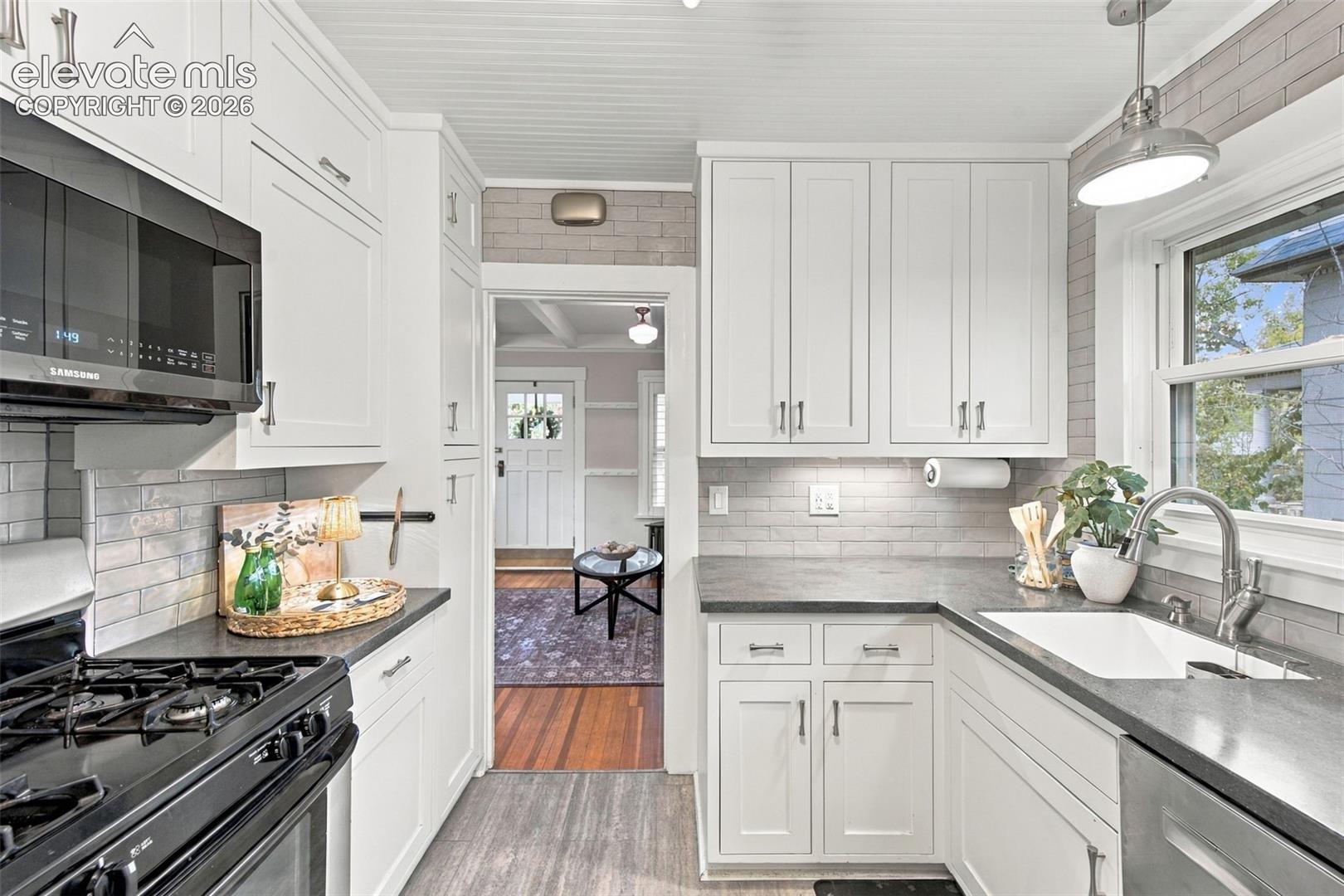 Listing photo 7 for 619 N Cedar Street